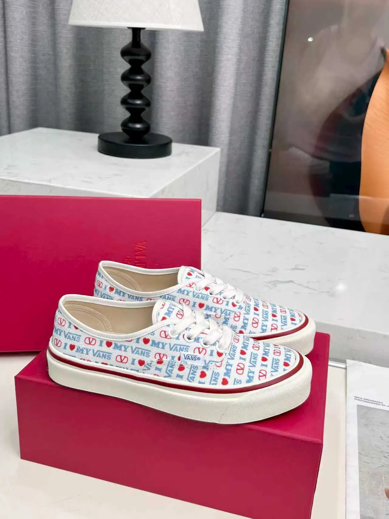 [Valentino Giving classic shoes a personality that spans the ages. Many celebrities - Jolin Tsai. Yang Zi. Liu Wen. Ma Baiquan. Choi Soobin. freen. Song Zuer. JJ Lin. zel. Cecilia Cheung. shark. Xin Yunlai...same style.